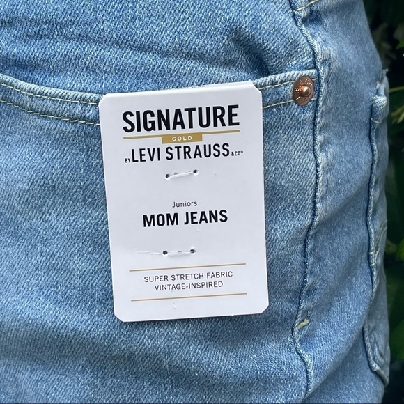 NWT Signature Gold Levi’s Mom Distressed Crop Jeans - Picture 10 of 12